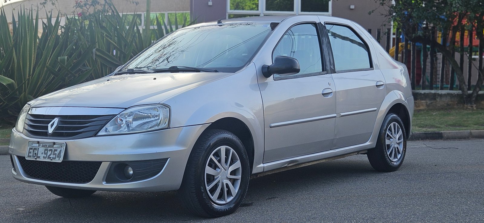 Renault Logan 1.0 16v